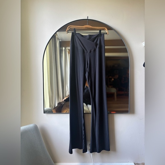 AERIE | crossover flare leggings | size large - Picture 4 of 5